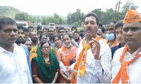 मुंबई-गोवा महामार्गावर शिवसेना-भाजपा कार्यकर्ते भिडले