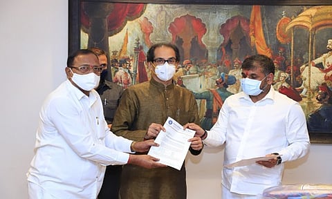 मुख्यमंत्री उद्धव ठाकरे गिरणी कामगार प्रश्नावर अनुकूल! सचिन अहिरांची वर्षावर भेट