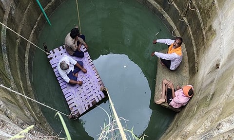 गोंदियात प्रहार संघटनेचे विहिरीत बसून आंदोलन, सिंचनाचे पैसे थकल्याने शेतकरी आक्रमक