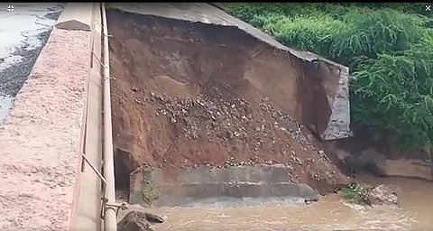 नंदुरबारच्या तापी नदीवरील पुलाचा भराव खचला; वाहतूक केली बंद