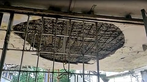 अंबरनाथ पालिकेच्या मुख्य प्रवेशद्वाराचा स्लॅब कोसळला