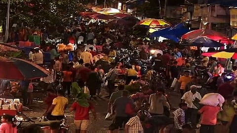 दादर फुलमार्केटमध्ये लोकांची तुफान गर्दी