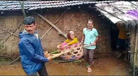 स्वातंत्र्यानंतरही सोयी सुविधांपासून वंचित; रुग्णांना करावा लागतोय डालग्यातून प्रवास