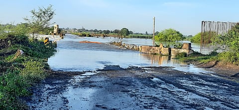 पैनगंगा नदीच्या पुरामुळे वाहतूक झाली ठप्प