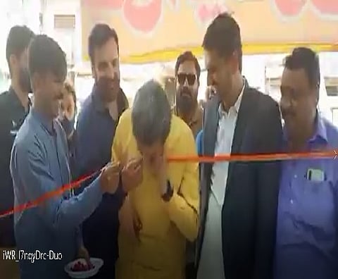 पाकिस्तानच्या मंत्र्याने कात्रीने नाही तर दातानी कापली फीत व्हिडीओ व्हायरल