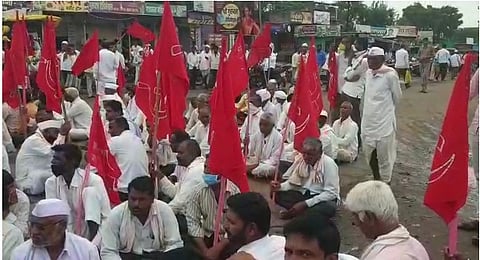 Bharat Bandh | बीड परळी मार्ग शिरसाळाजवळ रोखला