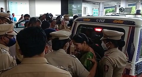 आयुक्तांच्या अंगावर शाई फेकण्याचा प्रयत्न; भाजप नगरसेविका घेतलं ताब्यात