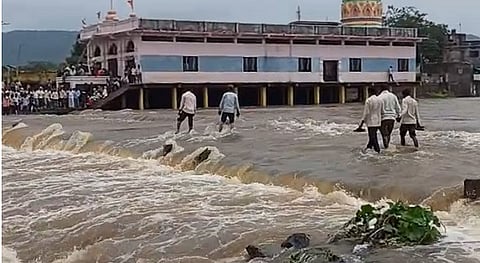 जळगाव जिल्ह्यात पावसाचे थैमान; नदी नाले तलाव धरणे तुडुंब भरले