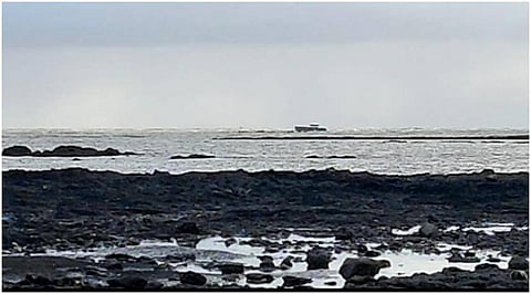 वसईच्या समुद्रात संशयास्पद बोट