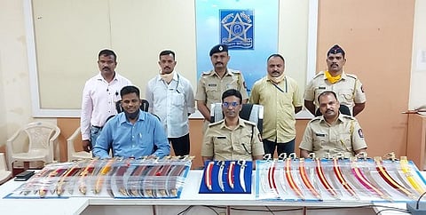 नंदुरबार जिल्हा पोलिसांची मोठी कारवाई; निवडणुकीच्या पार्श्भूमीवर केल्या २० तलवारी जप्त