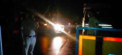 आंबा घाटात दरड कोसळली; वाहतूक पूर्णत बंद