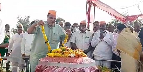केंद्रीय मंत्री नितीन गडकरींनी घेतले तुकडोजी महाराजांच्या महासमाधीचे दर्शन