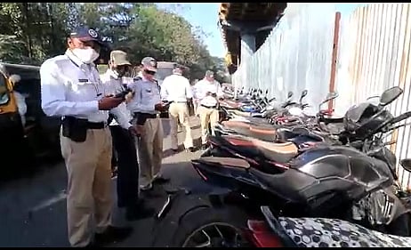बेशिस्त पार्किंग करणाऱ्या पोलिसांच्या गाडीवर वाहतूक पोलिसांनी कारवाई