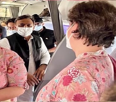 अखिलेश यादव आणि प्रियांका गांधीं विमानात आमने सामने; युतीच्या चर्चांना उधाण