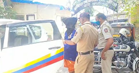 क्षुल्लक कारणावरून खुपसला पोटात सुरा… मित्र पोटातल्या आतड्या सावरत निघाला