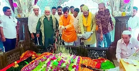 शहेंशाहवली दर्गाचा आज संदल आ. विनायक मेटे यांनी चढवली चादर