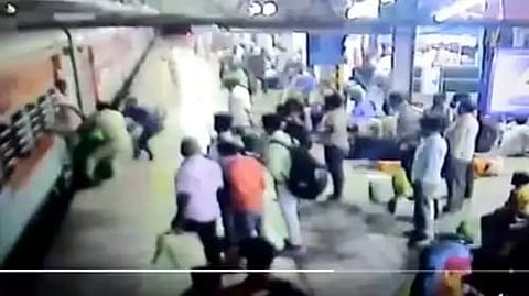 चालत्या ट्रेनमधून पडणाऱ्या गर्भवतीचे वाचवले प्राण