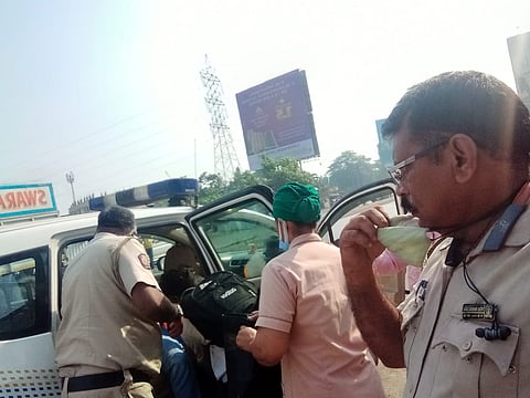 ‘खाकीतली माणुसकी’; वर्दीतल्या देवदूतांमुळे वाचले तरुणाचे प्राण