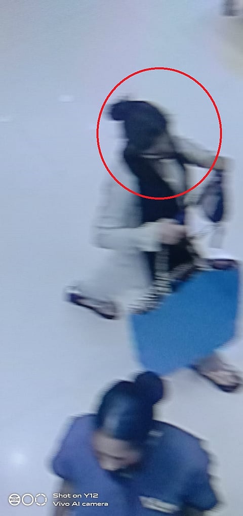 महिला करत आहेत ज्वेलर्स दुकानातून दागिन्यांची चोरी