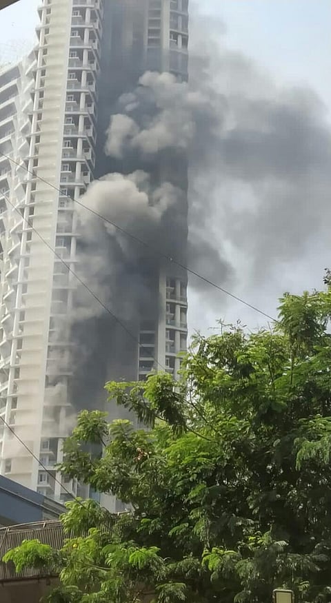 करीरोडमधील वन अविघ्न पार्क टॉवरमध्ये आग, अग्निशमन दलाच्या 15 गाड्या घटनास्थळी
