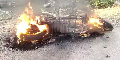 दुचाकी जळाली अन् …