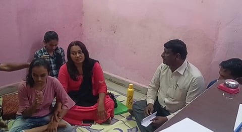 शिक्षिकेचा कुटुंबासोबत थेट शिक्षणाधिकाऱ्यांच्या दालनात मुक्कामी आंदोलन