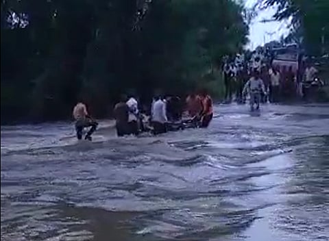 पुराच्या पाण्यात वाहून जाणाऱ्या तरुणाला वाचवले