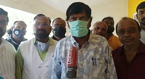 रस्त्यावरील खड्ड्यांमुळे महाविकास आघाडी सरकार खड्ड्यात गेल्याशिवाय राहणार नाही ; रामदास आठवले यांचा टोला