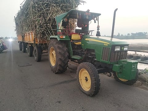 ‘स्वाभिमानी’च्या कार्यकर्त्यांनी ऊसाचा ट्रक्टर रोखत काढली हवा