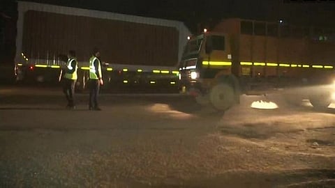 Delhi Air Pollution : दिल्लीच्या सीमेवर ट्रकला ‘नो एन्ट्री’