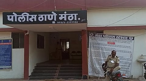 अल्पवयीन मुलीची छेड काढत टोळक्याची घरावर दगडफेक