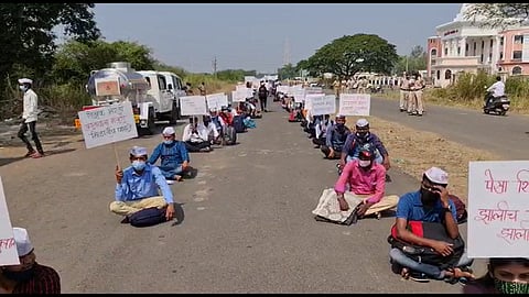 आदिवासींच्या पेसा क्षेत्रातील शिक्षकांच्या रिक्त जागा भरण्यात याव्या; विद्यार्थ्यांचे आमरण उपोषण
