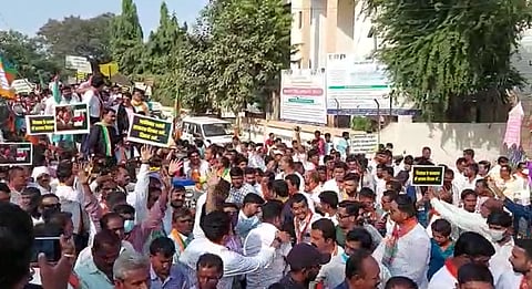 जमावबंदी आदेशाचे उल्लंघन करणे भोवले; माजी मंत्री गिरीश महाजनांसह इतरांवर गुन्हा