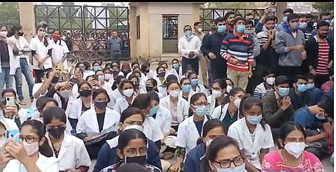 शिकाऊ विद्यार्थी डॉक्टरची हत्या; मेडिकलच्या विद्यार्थ्यांचे आंदोलन