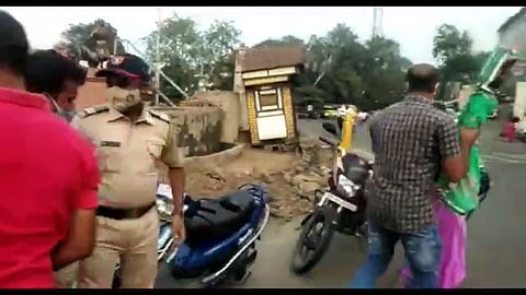 कंगना राणावत हिच्या पुतळ्याला शिवसैनिकांनी मारले जोडे; पोलिसांनी पुतळा घेतला ताब्यात