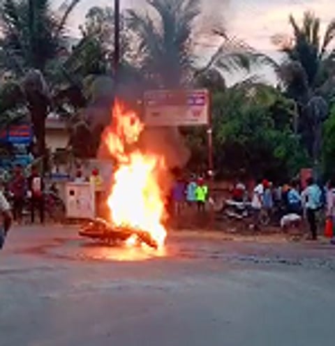 राष्ट्रीय महामार्गाच्या सर्विस रोडवर आग आटोक्यात न आल्याने गाडी पूर्ण जळून खाक