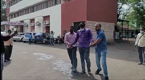 साताऱ्यात जिल्हाधिकारी कार्यालयासमोर युवकाचा आत्मदहनाचा प्रयत्न