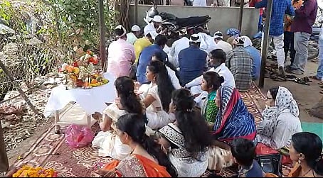 ST Workers Strike | एसटी कर्मचाऱ्यांनी आंदोलनाला भावनिकतेची जोड देत केली सामूहिक प्रार्थना