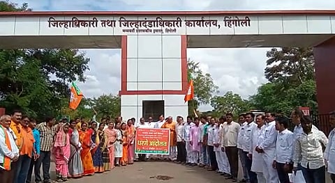 हिंगोलीत भाजपने जिल्हाधिकारी कार्यालया समोर धरणे आंदोलन केले