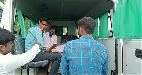 लसीकरणासाठी स्व:ता जिल्हा शल्यचिकित्सक रस्त्यावर; लसीकरण असेल तरच माजलगाव शहरात एंट्री