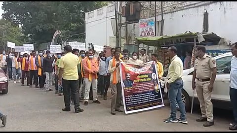 गोर सेनेच्या वतीने दाखविले आमदार-खासदारांच्या घरासमोर काळे झेंडे