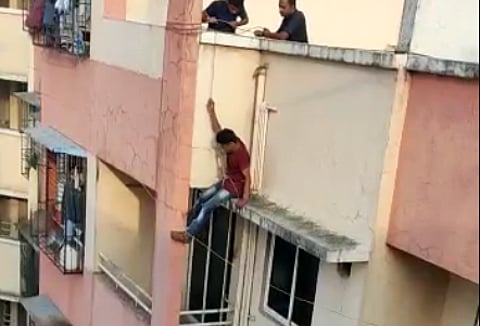 बदलापुरात गॅलरीत अडकलेल्या कबुतराची थरारक सुटका