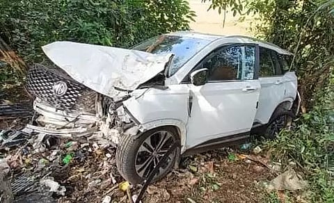 गवा रेड्याची धडक बसल्याने आंबोलीत कारला अपघात