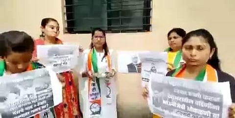 भाऊबीजेनिमित्त राष्ट्रवादी काँग्रेस युवतींनी मोदींच्या प्रतिमाला बिन तेलाच्या दिव्याने केळी ओवाळणी