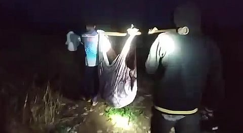 रस्त्याअभावी झोळीतुन नेता नेता रुग्णाने सोडले प्राण