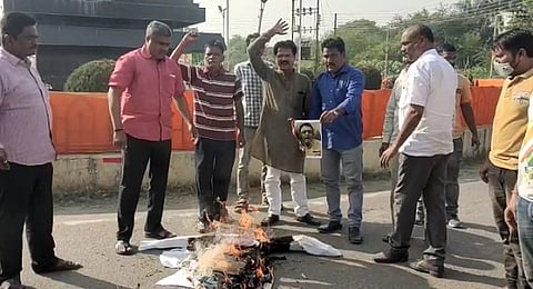 नवाब मलिकांच्या प्रतिकात्मक पुतळ्याचे भाजपा कार्यकर्त्यांनी केले दहन