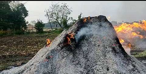 सोयाबीनच्या गंजीला अज्ञाताने लावली आग; शेतकऱ्यांचं नुकसान