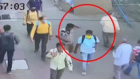 एसटी संपाला वसईत गाळबोट; बस सेवा सुरू ठेवल्याने वाहकावर शाही फेक