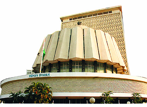 विधानभवनाबाहेर महिलेचा आत्मदहनाचा प्रयत्न, पोलिसांनी घेतले ताब्यात