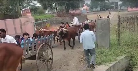 विद्यार्थ्यांचे अनोखे स्वागत; बैलगाडीतून विद्यार्थ्यांची मिरवणूक काढली